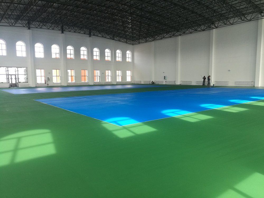 滿洲里經濟開發(fā)區(qū)的塑膠網球場地施工中