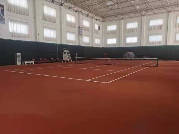 為什么運動場地都用紅土了？